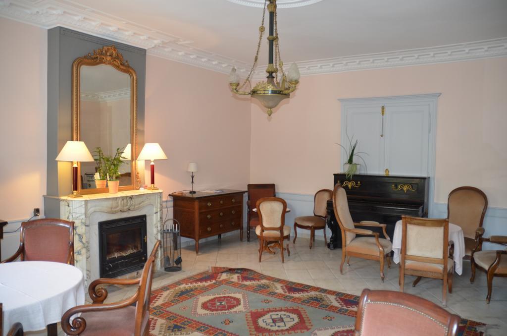 Hotel Et Studios D'Orfeuil บูร์บอนน์-เลส์-แบงส์ ภายนอก รูปภาพ