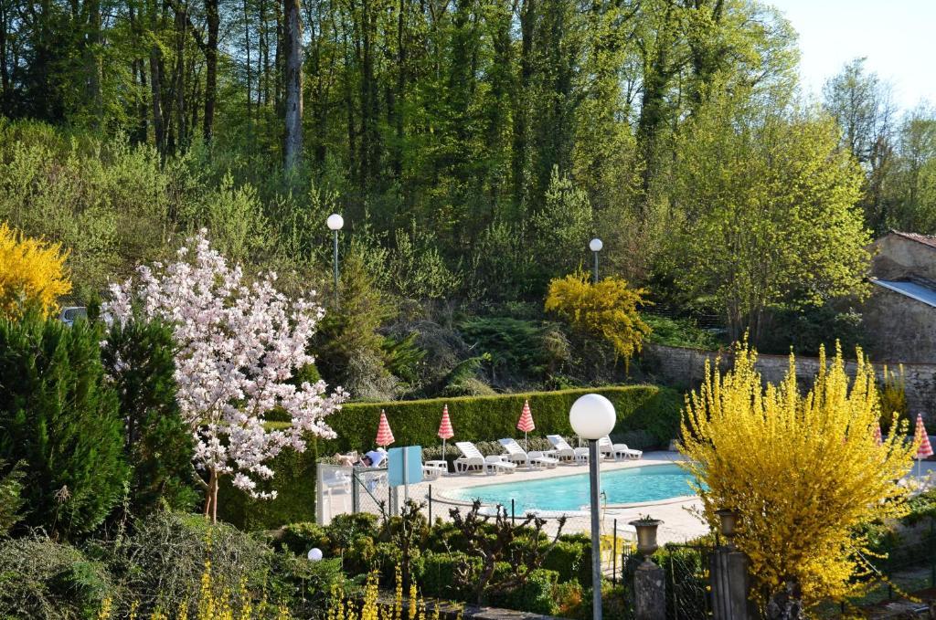 Hotel Et Studios D'Orfeuil บูร์บอนน์-เลส์-แบงส์ ห้อง รูปภาพ